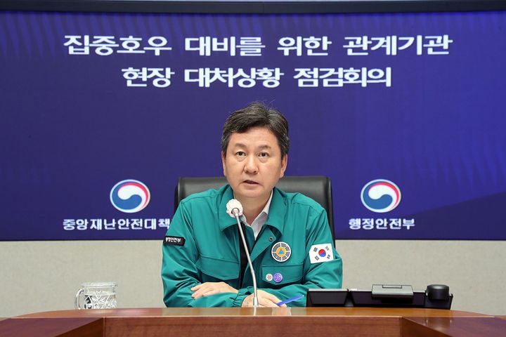 [서울=뉴시스] 한창섭 중앙재난안전대책본부장(행정안전부 차관)이 17일 오후 정부서울청사에서 상황점검회의를 열고 추가적인 인명 피해 등이 없도록 당부했다. (사진=행정안전부 제공) *재판매 및 DB 금지