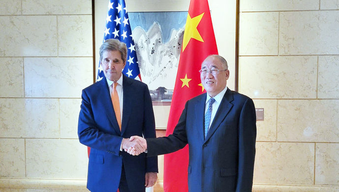 [서울=뉴시스]미 국무부는 2일(현지시간) 존 케리 미국 기후변화특사가 오는 4~7일 미 캘리포니아주 란초미라지의 휴양지 서니랜즈를 찾아 셰전화 중국 기후변화 특별대표와 회담을 진행할 계획이﻿라고 밝혔다. 사진은 지난 17일 중국 베이징의 한 호텔에서 케리 특사와 셰 대표가 회담에 앞서 인사를 나누고 있는 모습. (사진=중국 상관왕) 2023.11.03