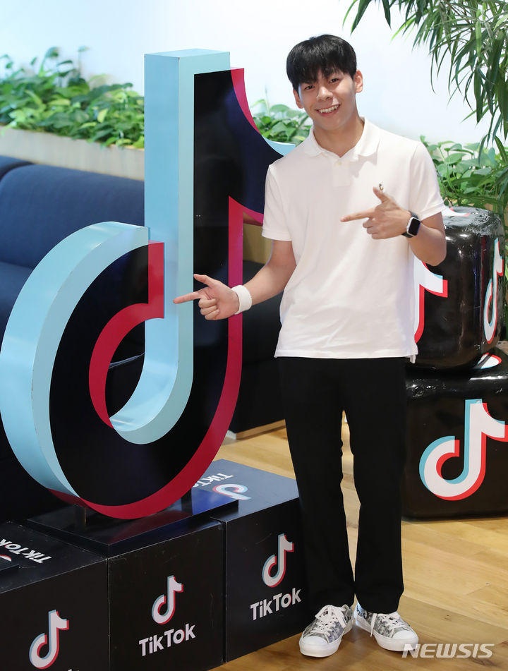 [서울=뉴시스] 조수정 기자 = 틱톡커 주한띠가 10일 서울 강남구 틱톡코리아에서 뉴시스와 인터뷰에 앞서 포즈를 취하고 있다. 2023.07.18. chocrystal@newsis.com