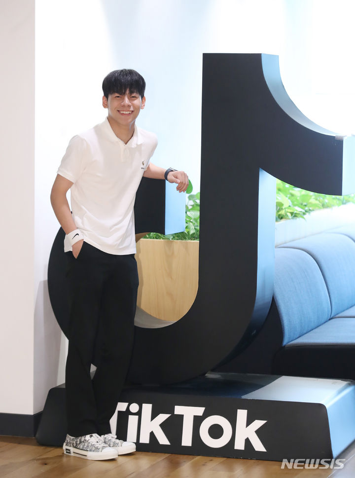 [서울=뉴시스] 조수정 기자 = 틱톡커 주한띠가 10일 서울 강남구 틱톡코리아에서 뉴시스와 인터뷰에 앞서 포즈를 취하고 있다. 2023.07.18. chocrystal@newsis.com