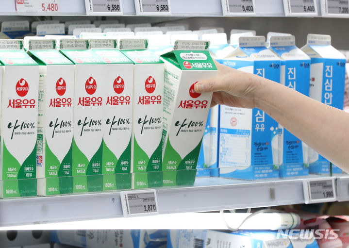 [서울=뉴시스] 황준선 기자 = 낙농가와 유업계로 구성된 낙농진흥회 소위원회는 원유 가격 인상률을 두고 17일과 19일 두 차례 협상에 나선다. 올해는 원유 L당 69∼104원 범위에서 가격 인상 폭이 정해질 것으로 예상된다. 사진은 17일 오전 서울 서초구 하나로마트 양재점 우유 매대의 모습. 2023.07.17. hwang@newsis.com