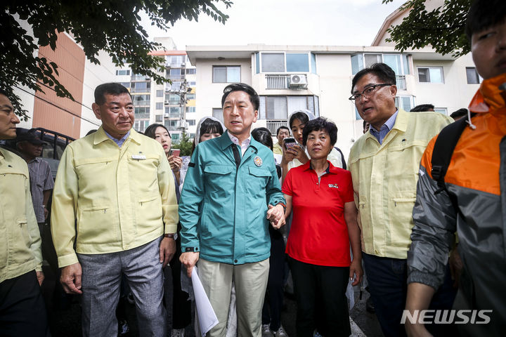 [공주=뉴시스] 정병혁 기자 = 김기현 국민의힘 대표가 17일 충남 공주시 옥룡동 폭우 침수현장을 찾아 피해상황을 살펴보고 있다. 2023.07.17. jhope@newsis.com