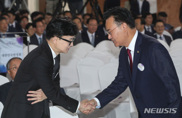 [서울=뉴시스] 국회사진기자단 = 한동훈 법무부 장관이 17일 오전 서울 여의도 국회에서 열린 '제75주년 제헌절 경축식'에서 유상범 국민의힘 의원과 인사하고 있다. 2023.07.17. photo@newsis.com