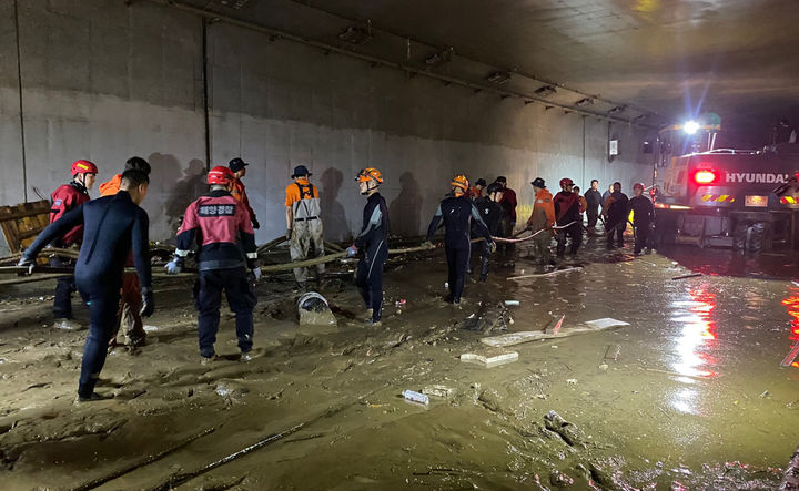 [서울=뉴시스] 해양경찰청 중앙해양특수구조단이 17일 폭우로 침수된 충북 청주 오송읍 궁평2 지하차도에서 소방 등 관계기관과 함께 실종자 수색을 하고 있다. (사진=해양경찰청 제공) 2023.07.17. photo@newsis.com *재판매 및 DB 금지