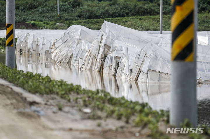 [청양=뉴시스] 정병혁 기자 = 17일 충남 청양군 청남면 인양리 인근 논에 설치된 비닐하우스가 폭우로 인해 부서져 있다. 2023.07.17. jhope@newsis.com