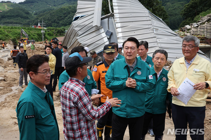 집중호우로 산사태 피해 현장 찾은 윤석열 대통령 [예천=뉴시스] 전신 기자 = 윤석열 대통령이 17일 경북 예천군 산사태 현장을 둘러보며 피해 상황을 점검하고 있다. (대통령실통신사진기자단) 2023.07.17. photo1006@newsis.com