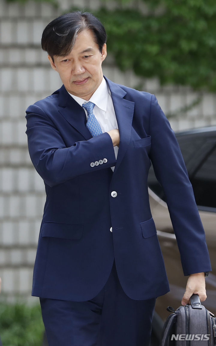 [서울=뉴시스] 최동준 기자 = 조국 전 법무부 장관이 17일 서울 서초구 서울고등법원에서 열린 자녀 입시비리 사건 항소심 재판에 출석하며 준비해 온 입장문을 꺼내고 있다. 2023.07.17. photocdj@newsis.com