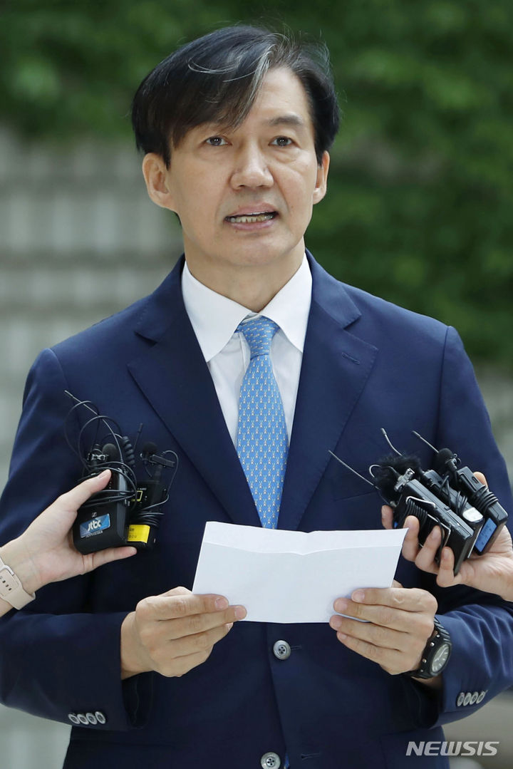 [서울=뉴시스] 최동준 기자 = 조국 전 법무부 장관이 17일 서울 서초구 서울고등법원에서 열린 자녀 입시비리 사건 항소심 재판에 출석하고 있다. 2023.07.17. photocdj@newsis.com