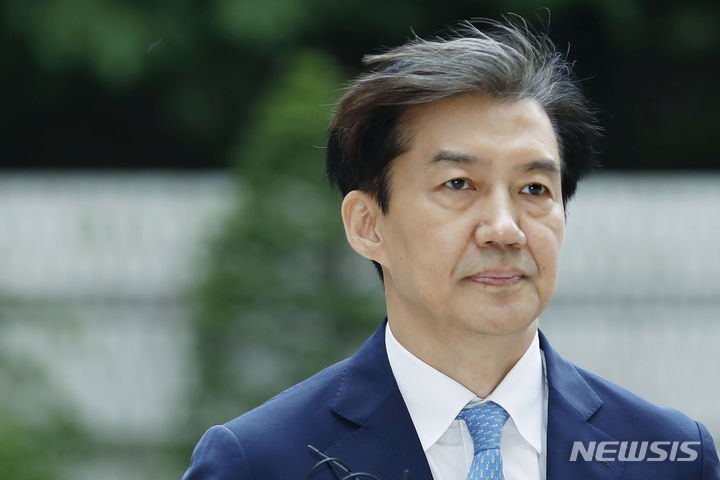 [서울=뉴시스] 최동준 기자 = 조국 전 법무부 장관이 17일 서울 서초구 서울고등법원에서 열린 자녀 입시비리 사건 항소심 재판에 출석하고 있다. 2023.07.17. photocdj@newsis.com