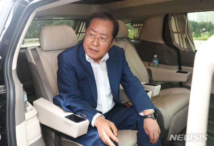 [서울=뉴시스] 전진환 기자 = 홍준표 대구시장이 17일 오후 서울 여의도 국회에서 윤재옥 국민의힘 원내대표와 비공개 면담을 마치고 차량에 탑승해 기자들에게 발언하고 있다. 2023.07.17. amin2@newsis.com