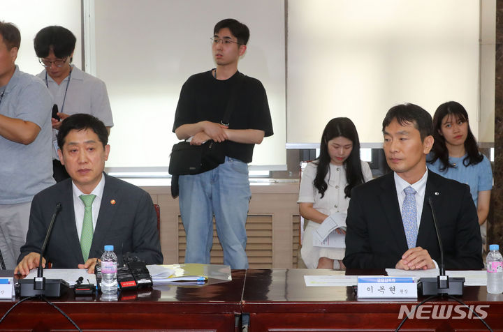 [서울=뉴시스] 배훈식 기자 = 김주현(왼쪽) 금융위원장관 이복현 금융감독원장이 17일 오후 서울 종로구 정부서울청사에서 열린 제8차 금융규제혁신회의에 참석해 나란히 앉아 있다. 2023.07.17. dahora83@newsisc.com