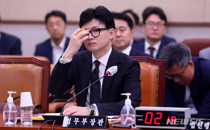 [서울=뉴시스] 추상철 기자 = 한동훈 법무부 장관이 오는 18일 엘리엇과의 ISDS 사건 후속 조치 방안을 발표한다. 사진은 한 장관이 이날 오후 서울 여의도 국회에서 열린 법제사법위원회 전체회의에서 의원 질의를 듣는 모습. 2023.07.17. scchoo@newsis.com