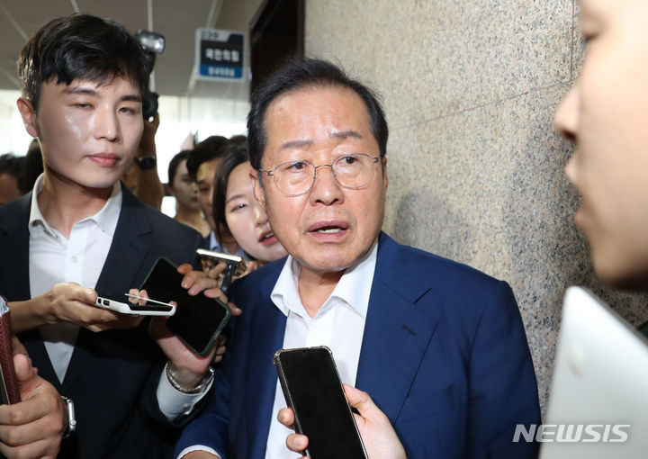 [서울=뉴시스] 전진환 기자 =홍준표 대구시장이 수해 골프 논란으로 당원권 10개월 정지 징계를 받은 것에 대해 26일 "더이상 이 문제로 갑론을박하지 않았으면 한다"고 밝혔다. 사진은 홍준표 대구시장이 17일 오후 서울 여의도 국회에서 윤재옥 국민의힘 원내대표와 비공개 면담을 마치고 나와 기자들의 질문에 답하고 있다. 2023.07.17. amin2@newsis.com