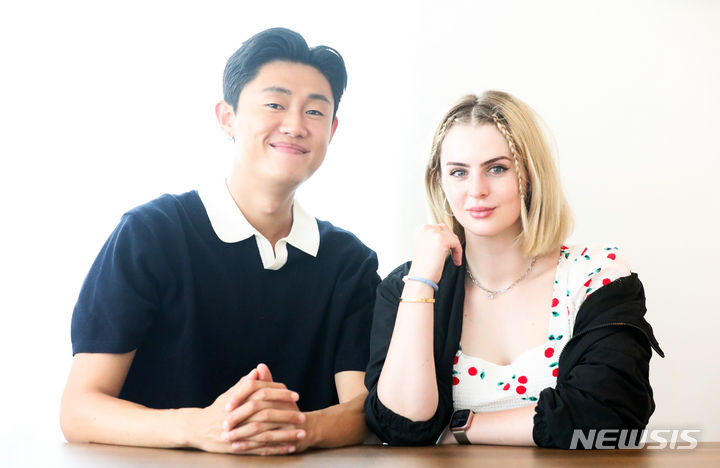 [서울=뉴시스] 김선웅 기자 = 부부 유튜브 크리에이터 '진우와 해티'가 지난 17일 서울 동작구의 한 모임공간에서 뉴시스와 인터뷰를 앞두고 사진촬영을 하고 있다. 2023.07.17. mangusta@newsis.com