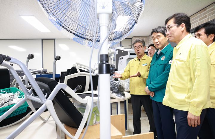 [서울=뉴시스] 이주호 부총리 겸 교육부 장관이 17일 오후 충북 청주 운호고등학교를 방문해 집중호우 피해 상황을 점검하고 있다. (사진=교육부 제공) 2023.07.17. photo@newsis.com *재판매 및 DB 금지