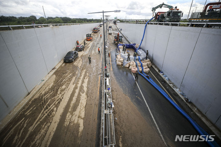 '오송 참사' 청주시 공무원들, 첫 공판서 혐의 부인