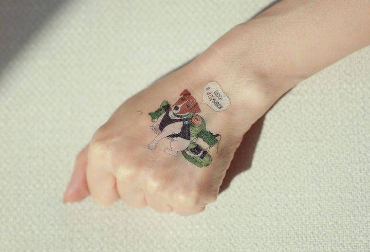 [서울=뉴시스] 윤석열 대통령 부인 김건희 여사가 지난 15일(현지시간) 우크라이나 키이우 아동권리 보호센터를 방문한 가운데 러시아에 강제이주된 뒤 귀환한 아동이 김 여사 손등에 우크라이나 지뢰탐지 강아지인 '파트론' 스티커를 붙였다. 사진은 지뢰탐지 강아지 스티커가 붙여진 김 여사의 손등. (사진=대통령실 제공) 2023.07.17. photo@newsis.com *재판매 및 DB 금지