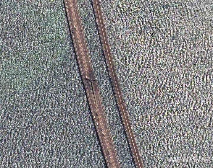 [크름반도=AP/뉴시스] 막사르 테크놀로지스가 제공한 위성 사진에 2023년 7월17일(현지시각) 러시아 본토와 크름반도를 연결하는 크름대교(케르치대교) 중간이 폭발로 손상돼 있다. 우크라이나 정치인들에게 크름반도 러시아 점령을 공식 인정하는 것은 정치적 자살 행위로 간주된다. 2025.4.25. 