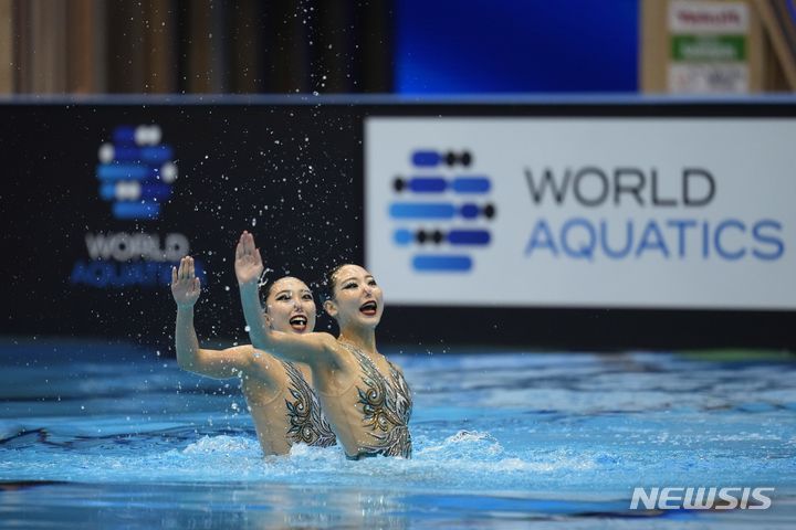 [후쿠오카=AP/뉴시스] 허윤서와 이리영이 18일 일본 후쿠오카현에서 열린 2023 세계수영선수권대회 아티스틱 스위밍 듀엣 프리 예선에 출전해 연기하고 있다. 허윤서-이리영은 169.6645로 13위를 기록했다. 2023.07.18.