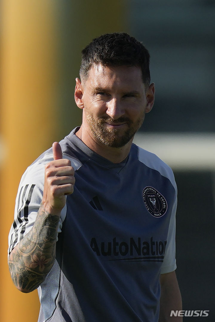 [포트로더데일=AP/뉴시스] 미국프로축구 메이저리그사커(MLS) 인터 마이애미의 리오넬 메시가 18일(현지시간) 플로리다주 포트로더데일에서 훈련을 하고 있다. 메시는 오는 21일 멕시코팀 크루즈 아술과의 리그컵 경기에 출전한다. 2023.07.19.