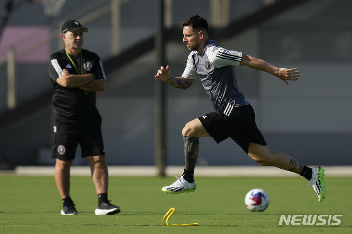 [포트로더데일=AP/뉴시스] 미국프로축구 메이저리그사커(MLS) 인터 마이애미의 리오넬 메시가 18일(현지시간) 플로리다주 포트로더데일에서 훈련을 하고 있다. 메시는 오는 21일 멕시코팀 크루즈 아술과의 리그컵 경기에 출전한다. 2023.07.19.