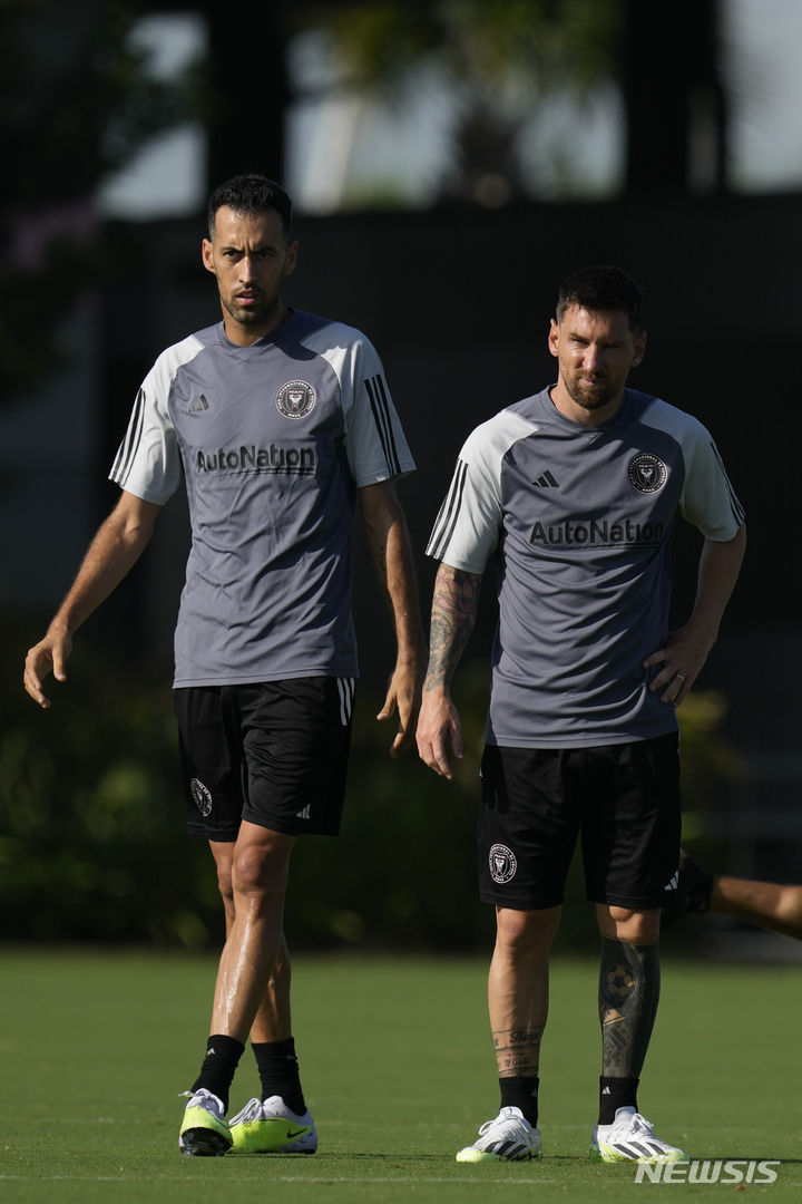 [포트로더데일=AP/뉴시스] 미국프로축구 메이저리그사커(MLS) 인터 마이애미의 리오넬 메시가 18일(현지시간) 플로리다주 포트로더데일에서 훈련을 하고 있다. 왼쪽은 세르히오 부스케츠. 메시는 오는 21일 멕시코팀 크루즈 아술과의 리그컵 경기에 출전한다. 2023.07.19.