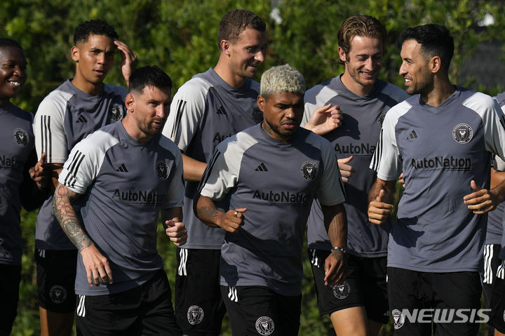[포트로더데일=AP/뉴시스] 미국프로축구 메이저리그사커(MLS) 인터 마이애미의 리오넬 메시(왼쪽)가 18일(현지시간) 플로리다주 포트로더데일에서 훈련을 하고 있다. 메시는 오는 21일 멕시코팀 크루즈 아술과의 리그컵 경기에 출전한다. 2023.07.19.