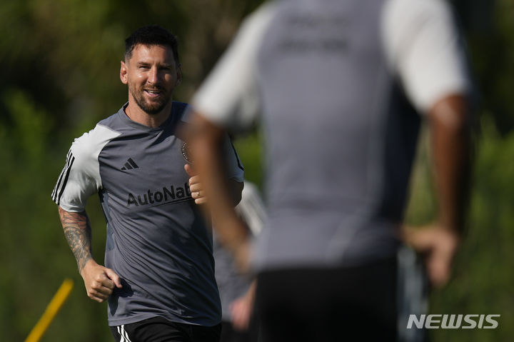[포트로더데일=AP/뉴시스] 미국프로축구 메이저리그사커(MLS) 인터 마이애미의 리오넬 메시가 18일(현지시간) 플로리다주 포트로더데일에서 훈련을 하고 있다. 메시는 오는 21일 멕시코팀 크루즈 아술과의 리그컵 경기에 출전한다. 2023.07.19.
