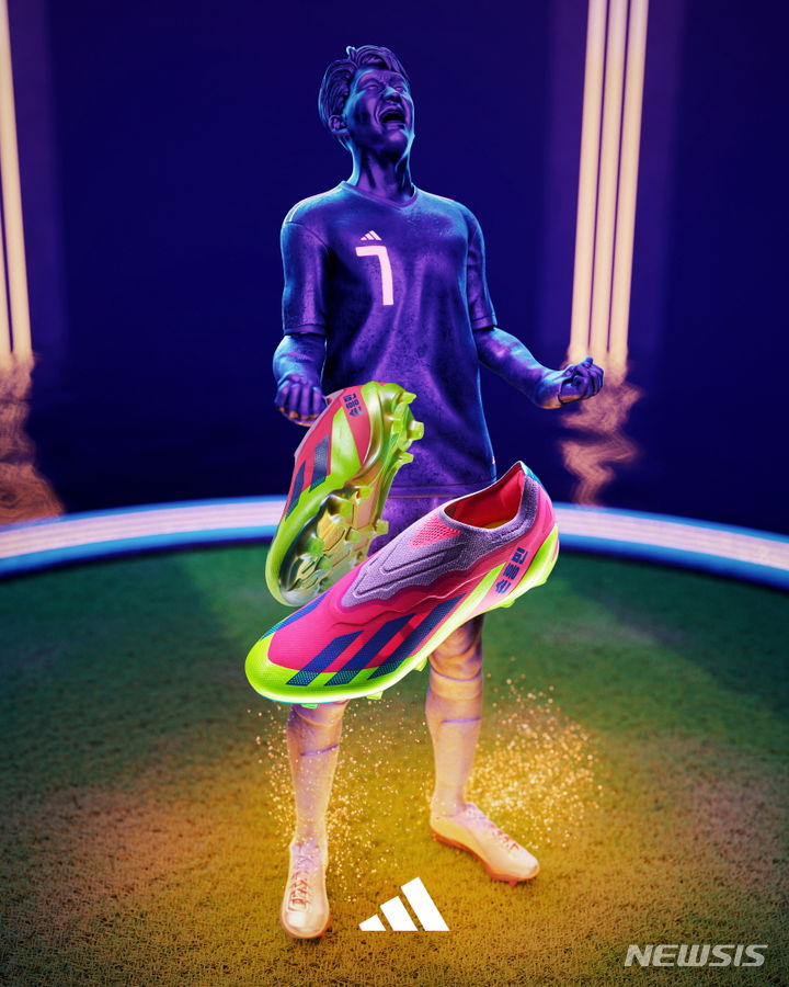 [서울=뉴시스]글로벌 스포츠브랜드 아디다스는 18일 손흥민과 함께한 15년의 시간을 기념하는 특별 한정판 축구화 '손흥민 팩(HMS PACK)'을 출시했다고 알렸다. (사진 = 아디다스 제공) 