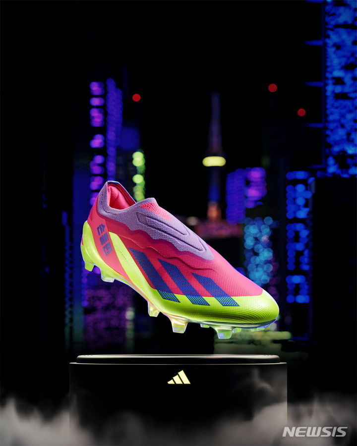 [서울=뉴시스]글로벌 스포츠브랜드 아디다스는 18일 손흥민과 함께한 15년의 시간을 기념하는 특별 한정판 축구화 '손흥민 팩(HMS PACK)'을 출시했다고 알렸다. (사진 = 아디다스 제공) 