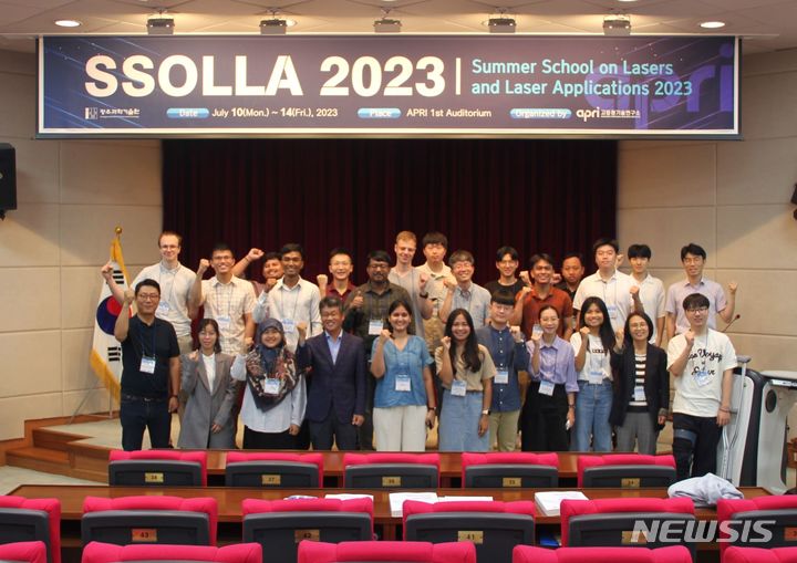 [광주=뉴시스]지스트 고등광기술연구소가 레이저와 광기술 분야를 연구하는 해외 학생과 연구원을 대상으로 ‘레이저·광기술 여름학교(SSOLLA) 2023’을 개최했다고 18일 밝혔다. 