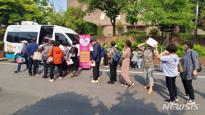 [인천=뉴시스] 마음안심버스 대기줄. (사진=인천 서구 제공)