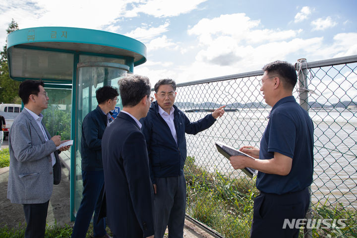 [서울=뉴시스]LX공사 김정렬 사장과 박종화 전북지역본부장이 지난 17일 익산 망성면·용안면 일대를 찾아 드론을 활용해 폭우 피해를 입은 농겨지 등을 촬영해 신속한 주민 보상을 위한 근거자료를 제공하도록 지시했다.(사진=LX공사 제공)