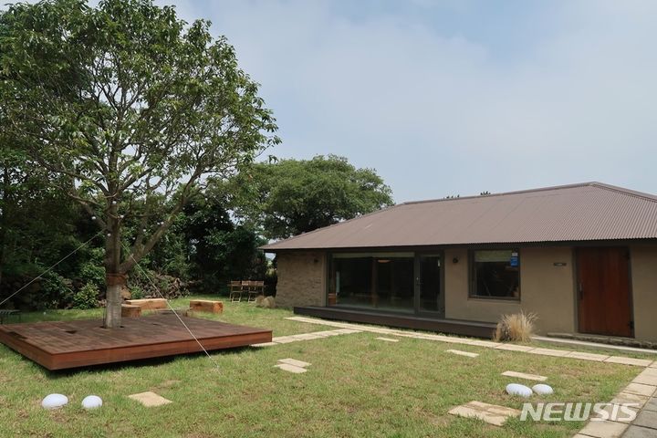 [서울=뉴시스] 제주 감성 스테이 '고산도들집'. (사진=일룸 제공) 2023.07.18. photo@newsis.com