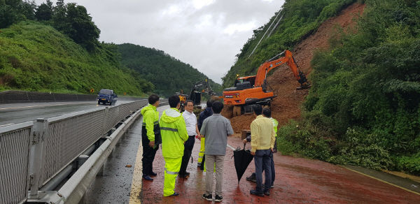 [거제=뉴시스] 신정철 기자= 18일 오전 11시33분께 경남 거제시 장목면 거가대교 진입도로인 거제휴게소 인근 야산에서 산사태가 났다. 다행히 인명 피해는 없지만 토사와 나무가 도로를 덮치면서 거제에서 부산 방향으로 가는 도로가 통제됐다.(사진=거제시 제공).2023.07.18. photo@newsis.com *재판매 및 DB 금지