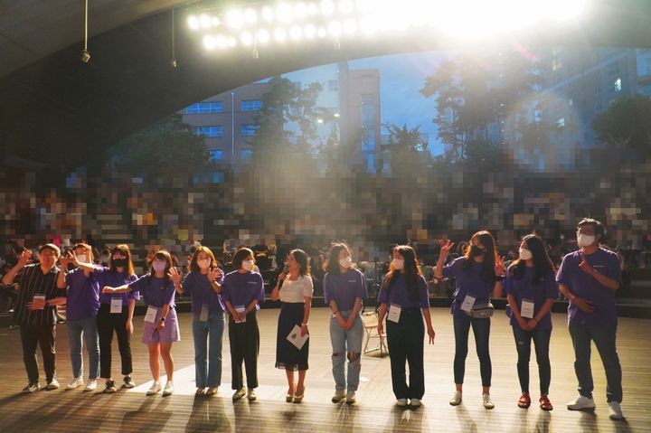 [수원=뉴시스] 지난해 9월 경기 수원시 광교호수공원 야외음악당에서 열린 경기교사노조 창립 4주년 기념음악회에서 노조 집행부 등 관계자들이 기념사진을 찍고 있다. (사진=경기교사노조 제공) 2023.06.22. photo@newsis.com&nbsp; *재판매 및 DB 금지