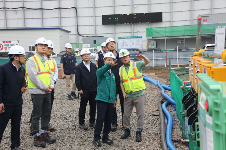 [서울=뉴시스] 이정식 고용노동부 장관이 지난 7월 18일 오전 서울 용산구에 위치한 현대건설 공사현장에 방문해 집중호우 대비 위험요인 관리 상황을 점검하고 있다. 2023.07.18. (사진=고용노동부 제공) *재판매 및 DB 금지