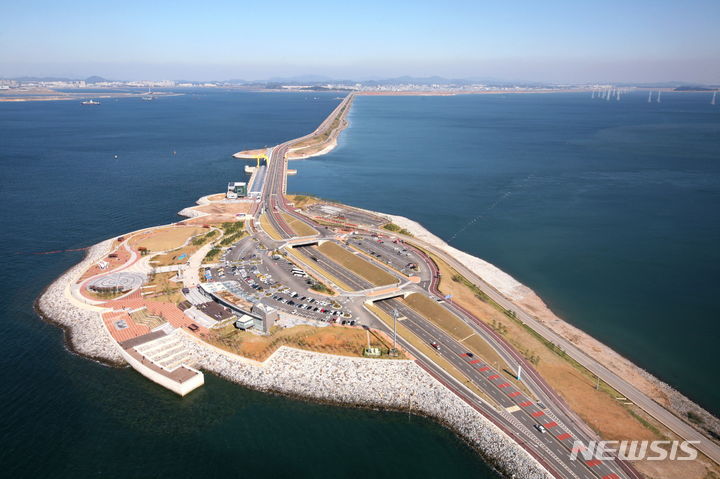 [서울=뉴시스] 대우건설이 시공한 시화호 조력발전소 현장 전경. (사진=대우건설 제공)