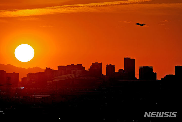 [애리조나=AP/뉴시스] 전 세계를 뒤흔들고 있는 이상 기후 현상에 대한 마이클 만, 프레데리케 오토 등 유명 기후 전문가들의 의견을 종합해 미국 액시오스가 17일(현지시간) 전했다. 사진은 미국 애리조나주 피닉스스카이하버국제공항에서 이륙하는 비행기. 2023.07.15. *재판매 및 DB 금지