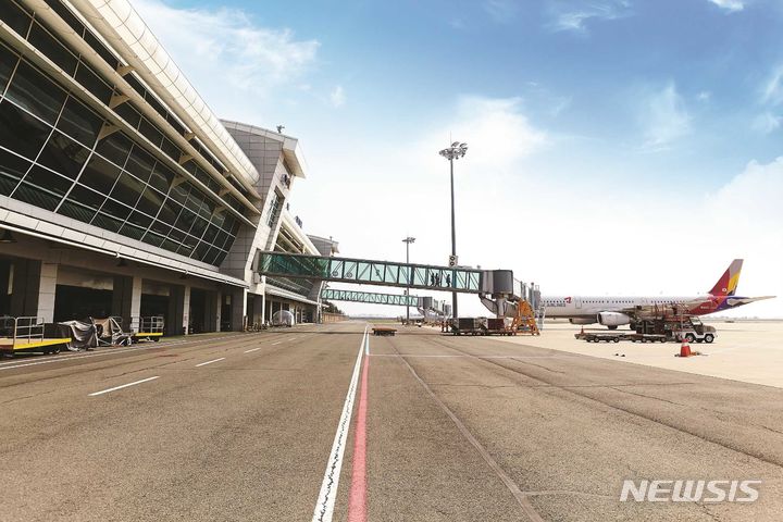 [무안=뉴시스] 무안국제공항에 아시아나 항공기가 계류하고 있다. (사진=전남도 제공) 2023.07.18. photo@newsis.com *재판매 및 DB 금지