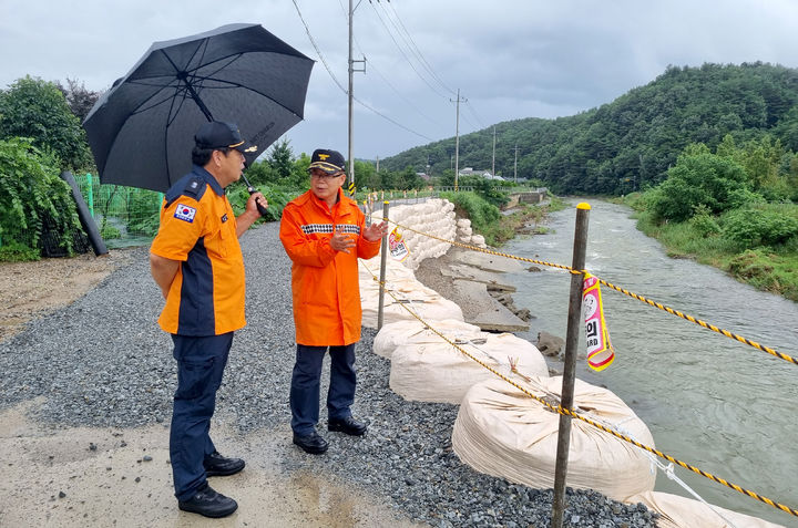 [광주=뉴시스] 변재훈 기자 = 광주 북부소방서는 집중호우에 따른 자연 재난 취약지역인 석곡천에서 현장 안전점검을 벌였다고 18일 밝혔다. (사진=독자 제공) 2023.07.18. photo@newsis.com *재판매 및 DB 금지