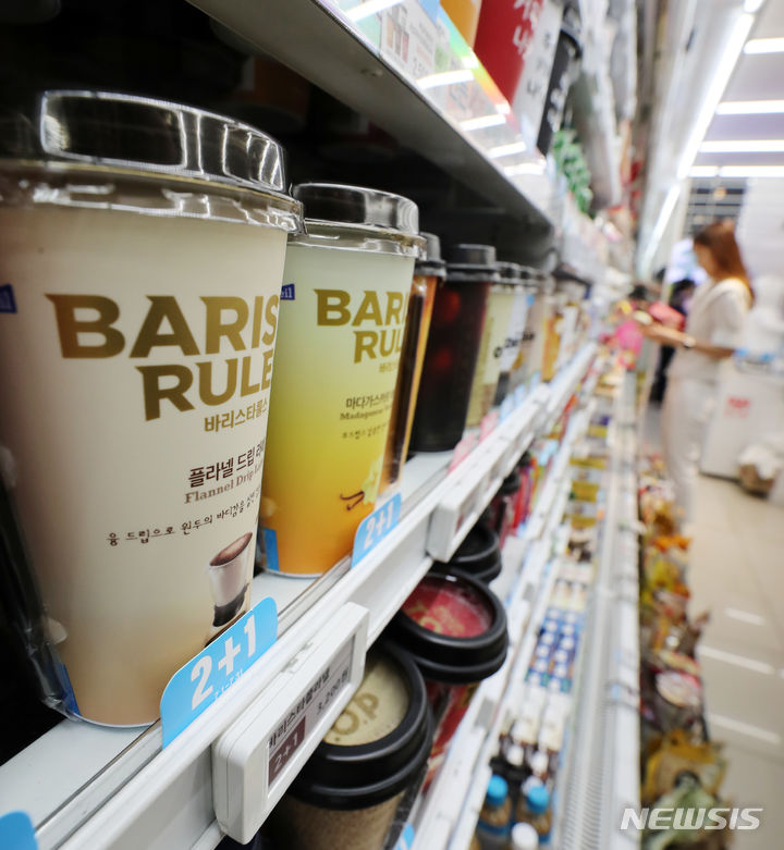 [서울=뉴시스] 김명년 기자 = 지난 7월 서울시내 한 편의점에 진열된 컵커피 제품. 2023.07.18. kmn@newsis.com