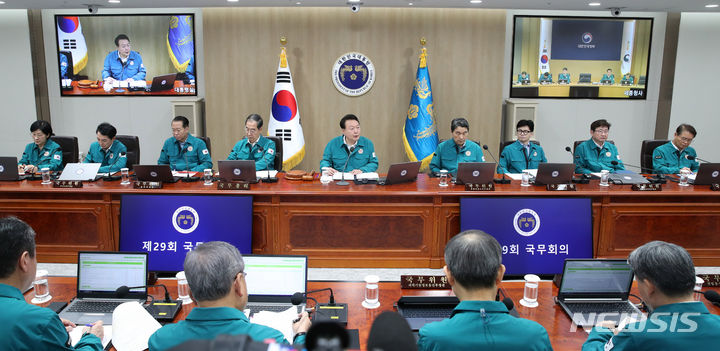 [서울=뉴시스] 전신 기자 = 윤석열 대통령이 18일 서울 용산 대통령실 청사에서 열린 국무회의를 주재하고 있다. 2023.07.18. photo1006@newsis.com