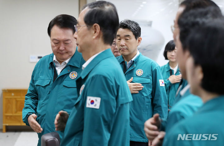 [서울=뉴시스] 전신 기자 = 윤석열 대통령이 18일 서울 용산 대통령실 청사에서 열린 국무회의에서 국기에 대한 경례를 마친 뒤 손을 내리고 있다. 2023.07.18. photo1006@newsis.com