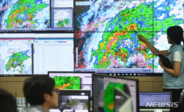 [수원=뉴시스] 김종택 기자 = 오늘(21일)까지 무더위가 이어지다 이번 주말(22~23일)부터 다시 수도권 등 중부지방을 중심으로 강한 장맛비가 내리겠다. 이 비구름대는 다음 주 초까지 점차 남하하면서 전국에 시간당 최대 60㎜의 비를 뿌리겠다. 사진은 지난 18일 경기도 수원시 권선구 수도권기상청에서 관계자가 비구름의 이동 경로 등 기상상황을 살펴보고 있는 모습. 2023.07.18. jtk@newsis.com