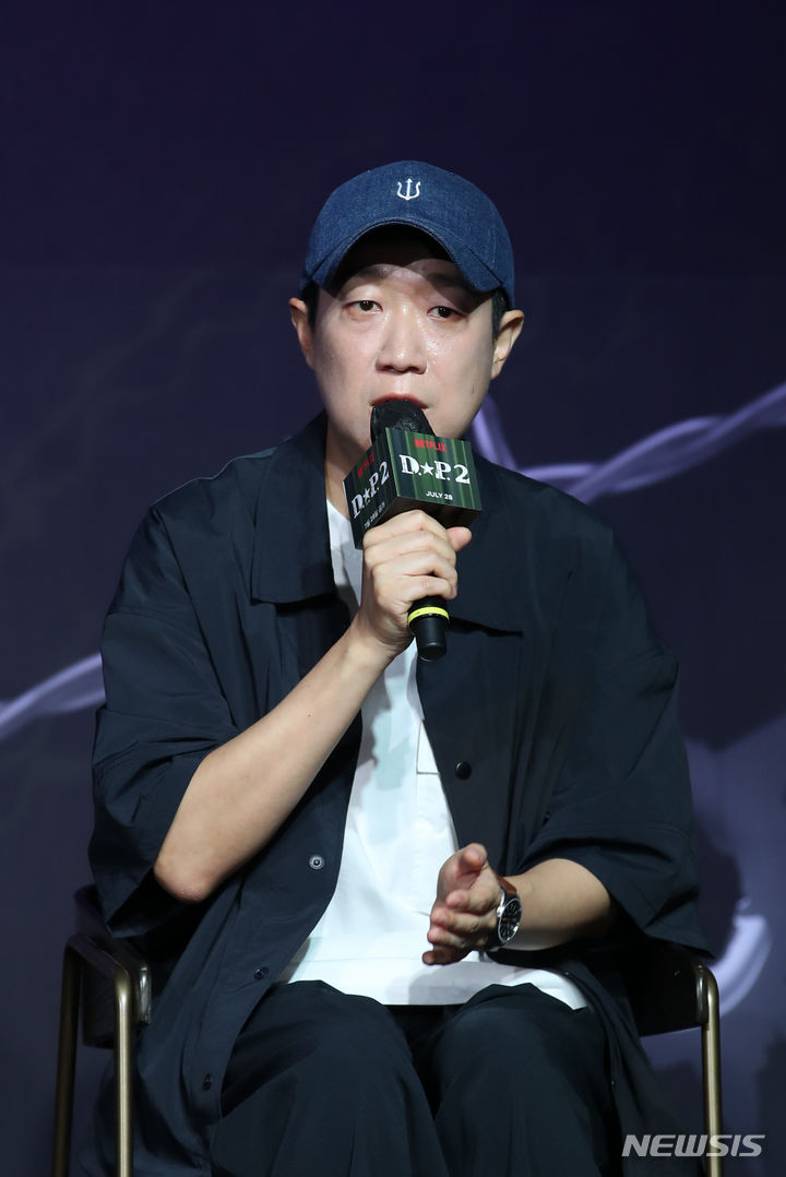 [서울=뉴시스] 고승민 기자 = 18일 서울 그랜드 인터컨티넨탈 서울 파르나스에서 열린 넷플릭스 드라마 'D.P.' 시즌2 제작발표회에서 한준희 감독이 인사말을 하고 있다. 2023.07.18. kkssmm99@newsis.com
