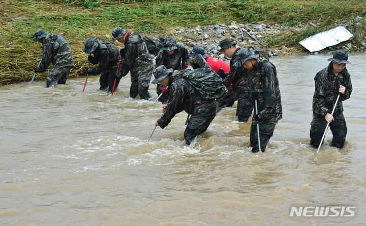 [예천=뉴시스] 이무열 기자 = 해병대 1사단 제3포병대대 장병들이 18일 오전 경북 예천군 감천면 벌방교회 앞 하천에서 실종자 수색작업을 하고 있다. 2023.07.18. lmy@newsis.com