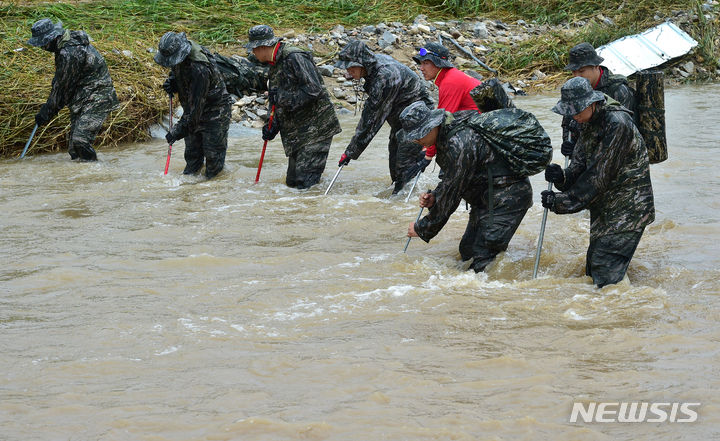 [예천=뉴시스] 이무열 기자 = 해병대 1사단 제3포병대대 장병들이 18일 오전 경북 예천군 감천면 벌방교회 앞 하천에서 실종자 수색작업을 하고 있다. 2023.07.18. lmy@newsis.com