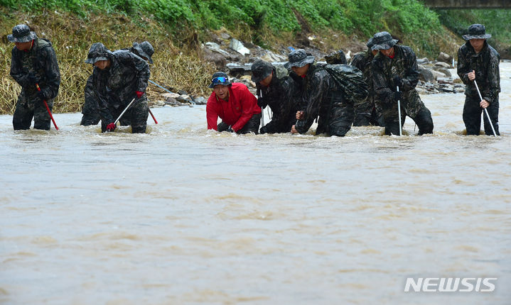 [예천=뉴시스] 이무열 기자 = 해병대 1사단 제3포병대대 장병들이 18일 오전 경북 예천군 감천면 벌방교회 앞 하천에서 실종자 수색작업을 하고 있다. 2023.07.18. lmy@newsis.com