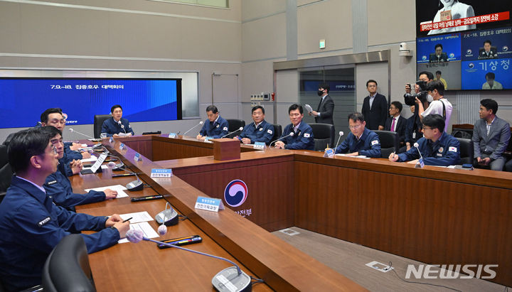 [서울=뉴시스] 국회사진기자단 = 김기현 국민의힘 대표가 18일 서울 종로구 중앙재난안전대책본부 서울상황센터를 방문해 발언을 하고 있다.  2023.07.18. photo@newsis.com